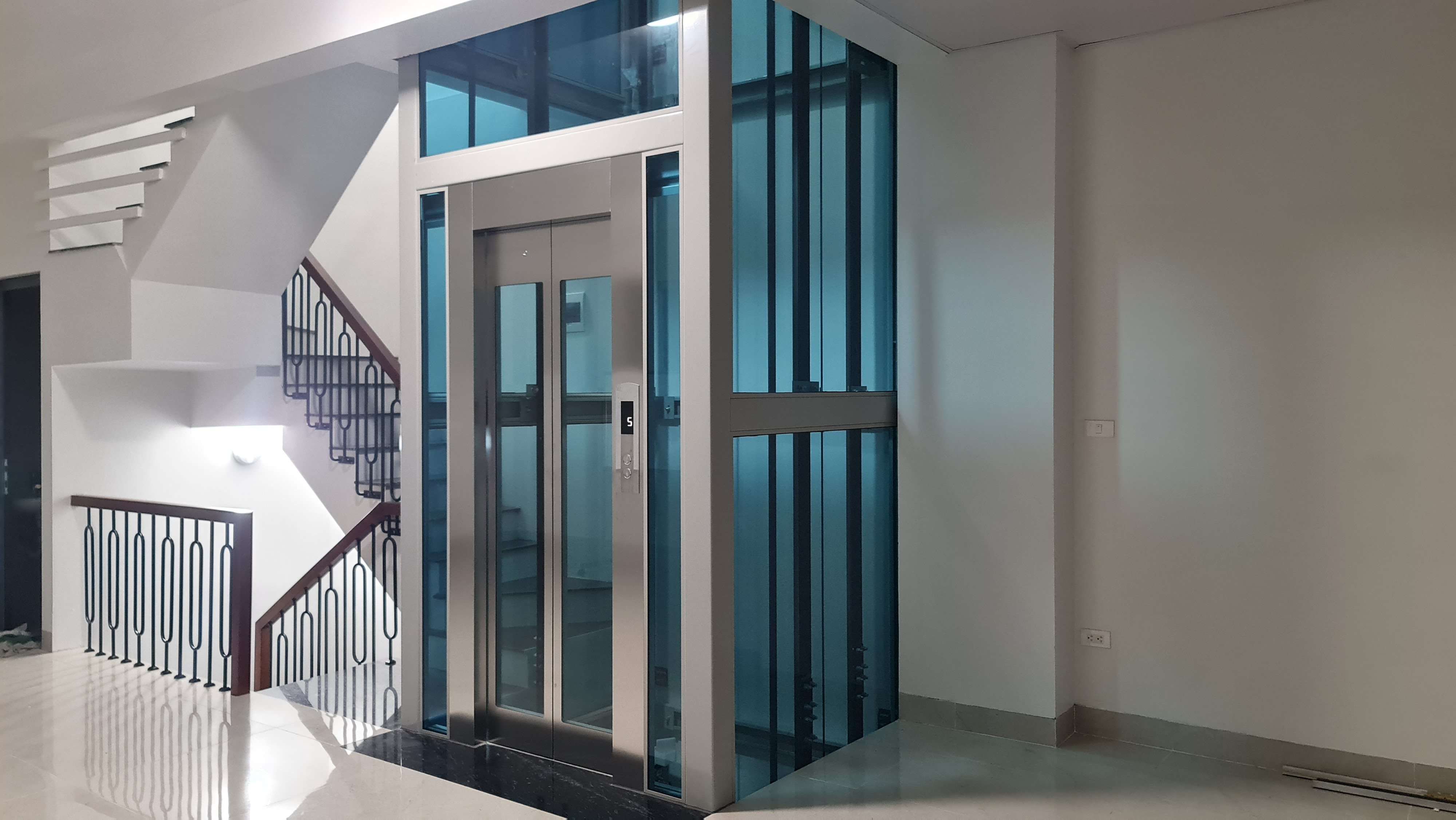 Thang máy kính khung thép cabin inox lắp cạnh cầu thang nhà phố Hạ Đình, Thanh Xuân