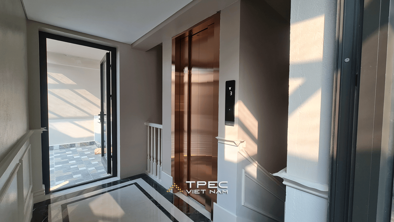 Thang máy gia đình bố trí cạnh cầu thang bộ, đón nắng qua cửa sổ, biệt thự Xanh Villas