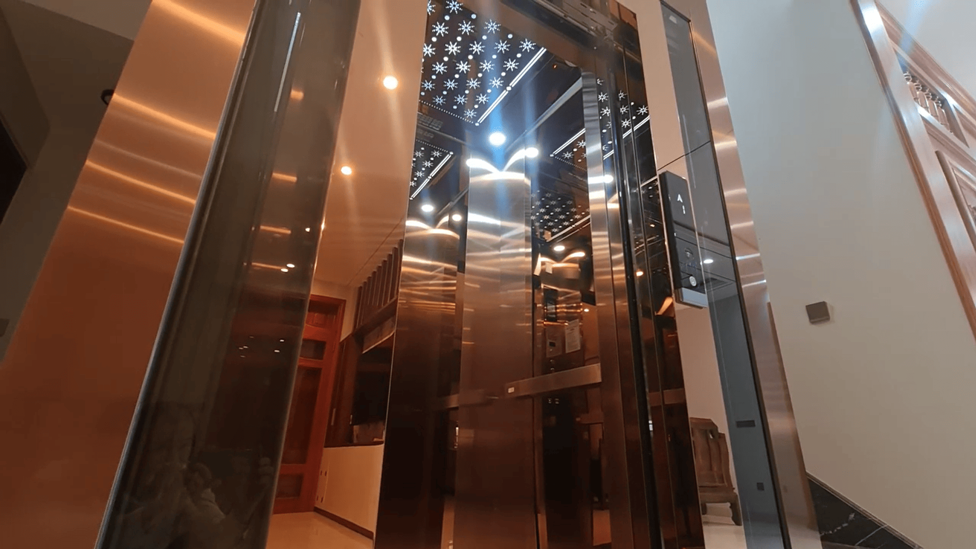 Cabin thang máy inox mạ đồng gương soi bóng, trần LED hoa tuyết, biệt thự 3 tầng Văn Giang