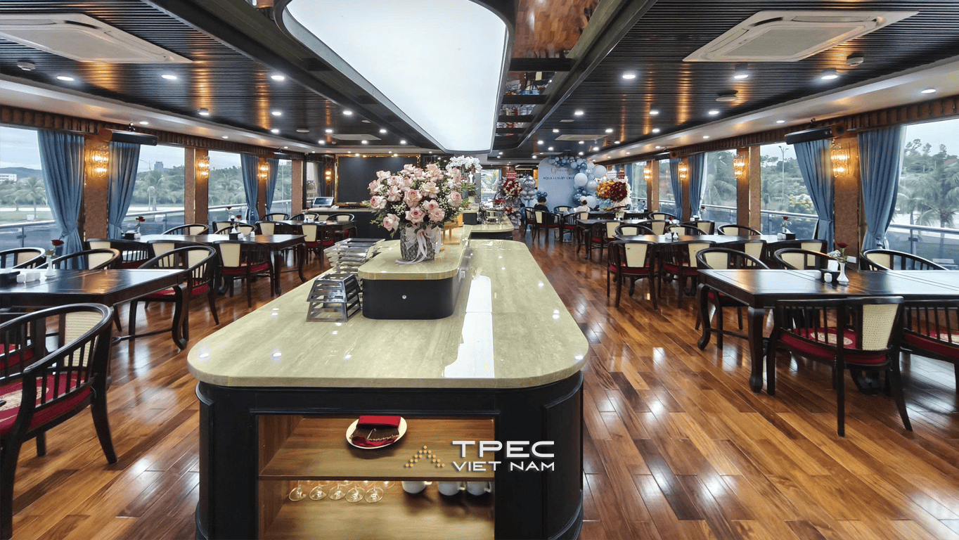 Khoang nhà hàng sang trọng trên du thuyền Aqua Luxury có thang máy Thiên Thành Phát phục vụ
