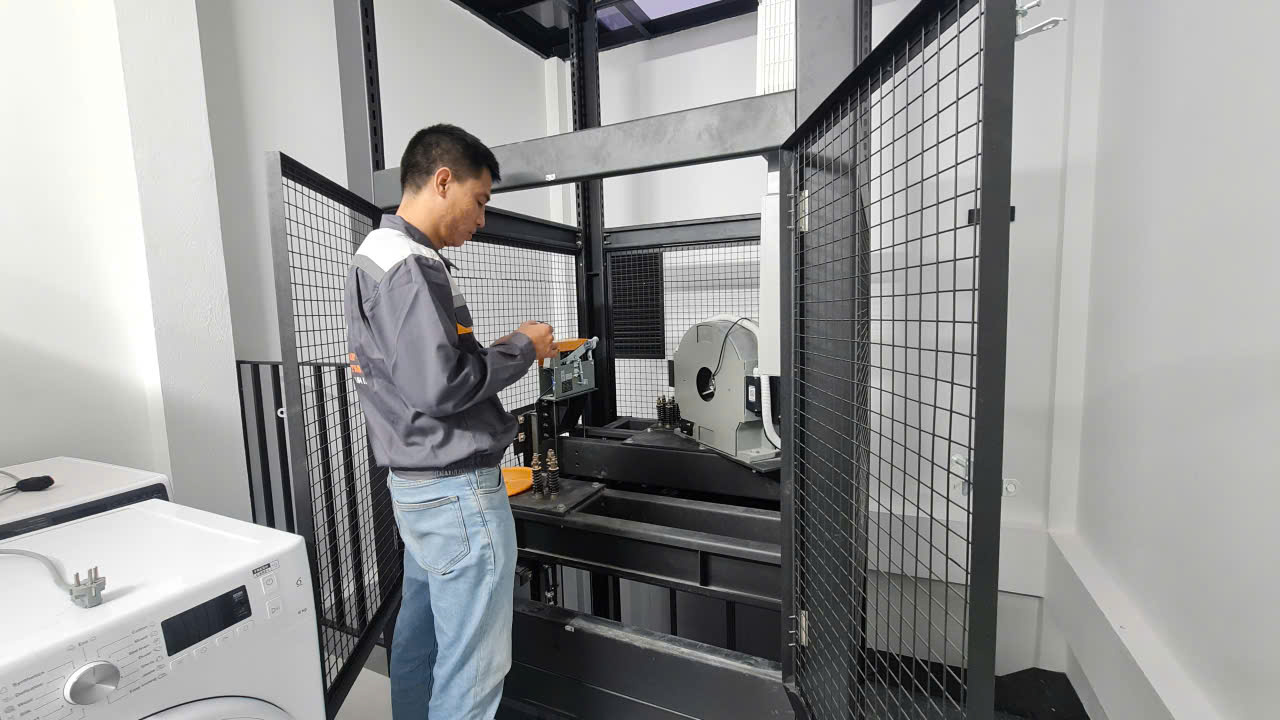 Kỹ thuật viên kiểm tra động cơ máy kéo tại phòng máy thang máy nhà phố 7 tầng Hà Đông