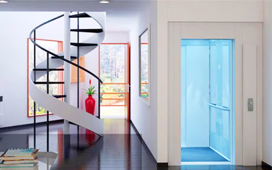 Phối cảnh thang máy gia đình cabin kính xanh cạnh cầu thang xoắn hiện đại