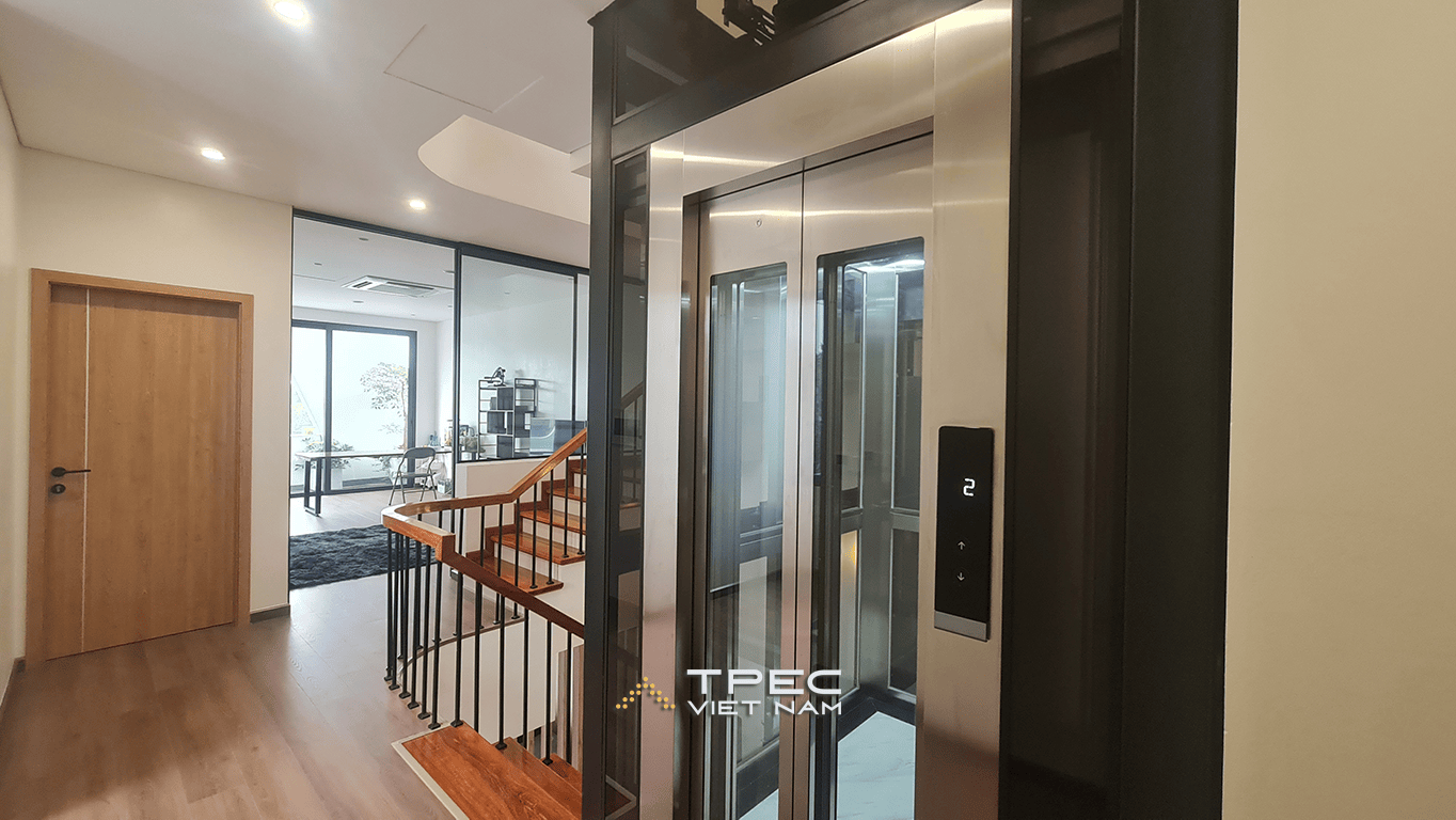 Thang máy kính 630kg khung đen cửa inox lắp cạnh cầu thang gỗ, dự án nhà phố Nguyên Khê - Đông Anh