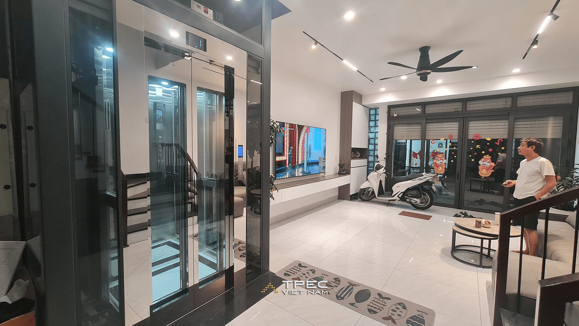 Thang máy kính 350kg cạnh phòng khách thông tầng nhà tại Gia Lâm