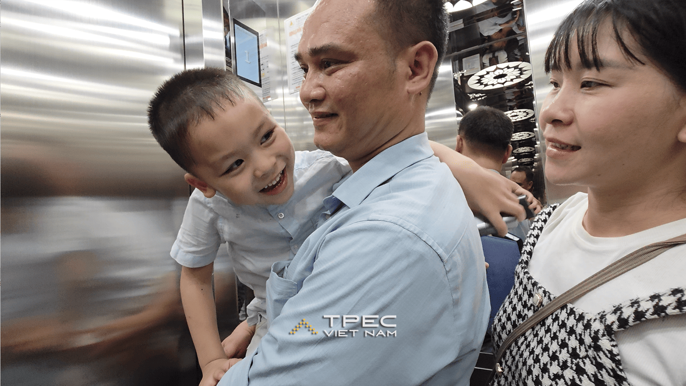 Gia đình vui vẻ trong cabin inox thang máy gia đình Thiên Thành Phát tại phố Nguyễn Công Hoan