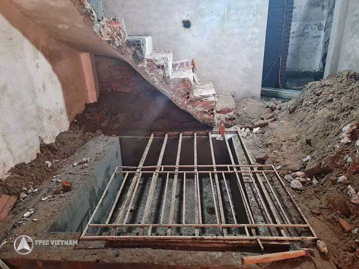 Thi công đào hố pit thang máy tại công trình nhà dân, khung thép gia cố đáy pit