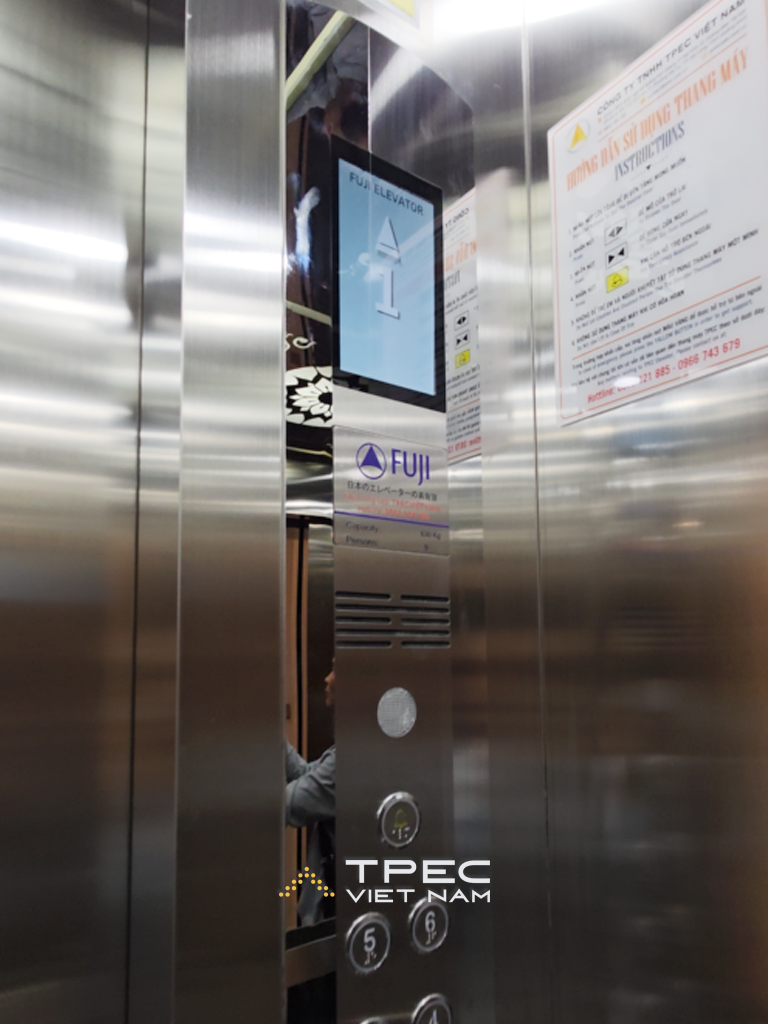 Nội thất cabin inox thang máy Fuji với màn hình LCD tại nhà phố Nguyễn Công Hoan
