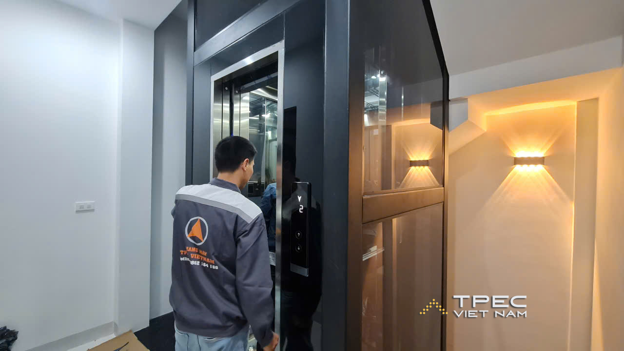Lắp đặt thang máy kính cho nhà phố 7 tầng tại Hà Đông