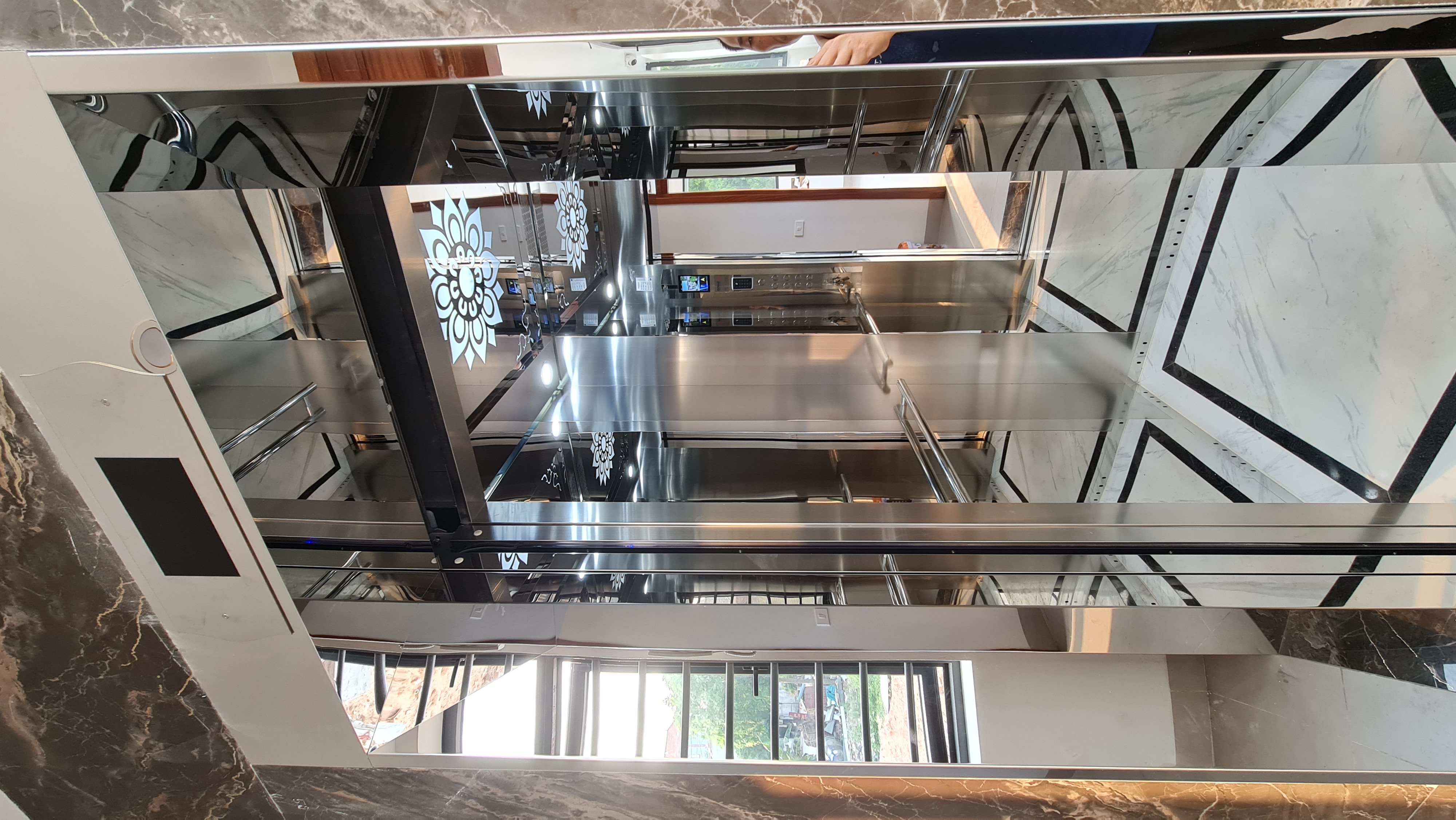 Nội thất cabin inox gương trần hoa văn thang máy gia đình, dự án Bình Xuyên, Vĩnh Phúc