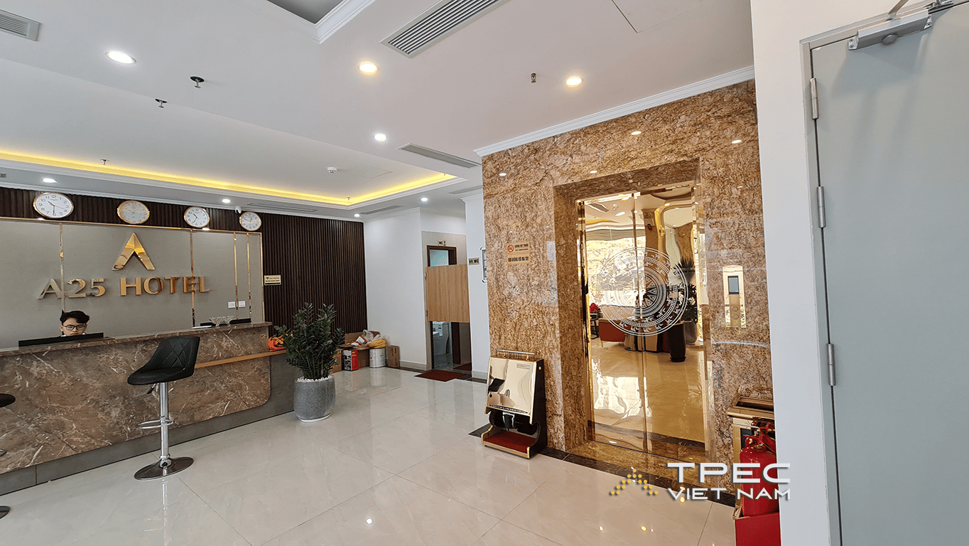 Sảnh lễ tân A25 Hotel Hoàng Đạo Thúy với cửa thang máy ốp đá vàng