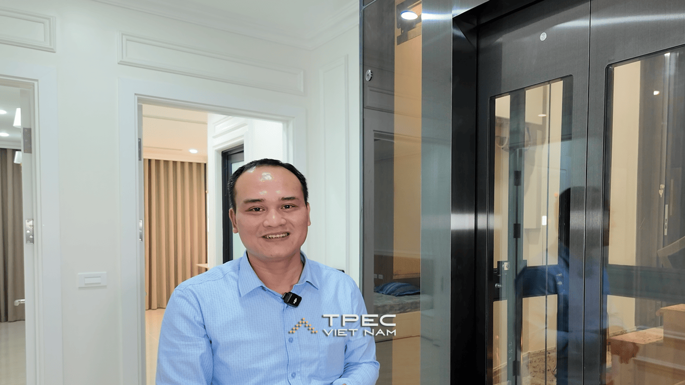 Khách hàng bên thang máy kính 450kg khung inox đen chống bám vân tay lắp tại gia đình