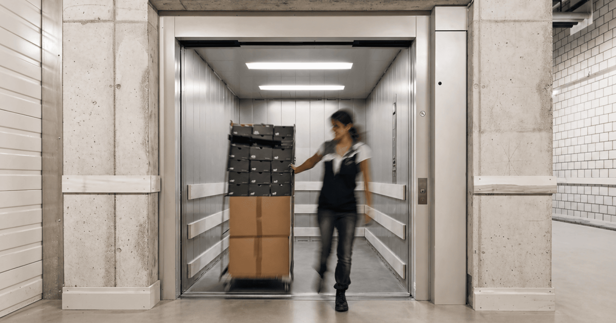Thang máy tải hàng kèm người có đặc điểm gì?