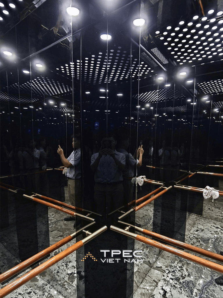 Nội thất cabin thang máy tàu biển Aqua Luxury ốp inox gương đen, trần sao LED
