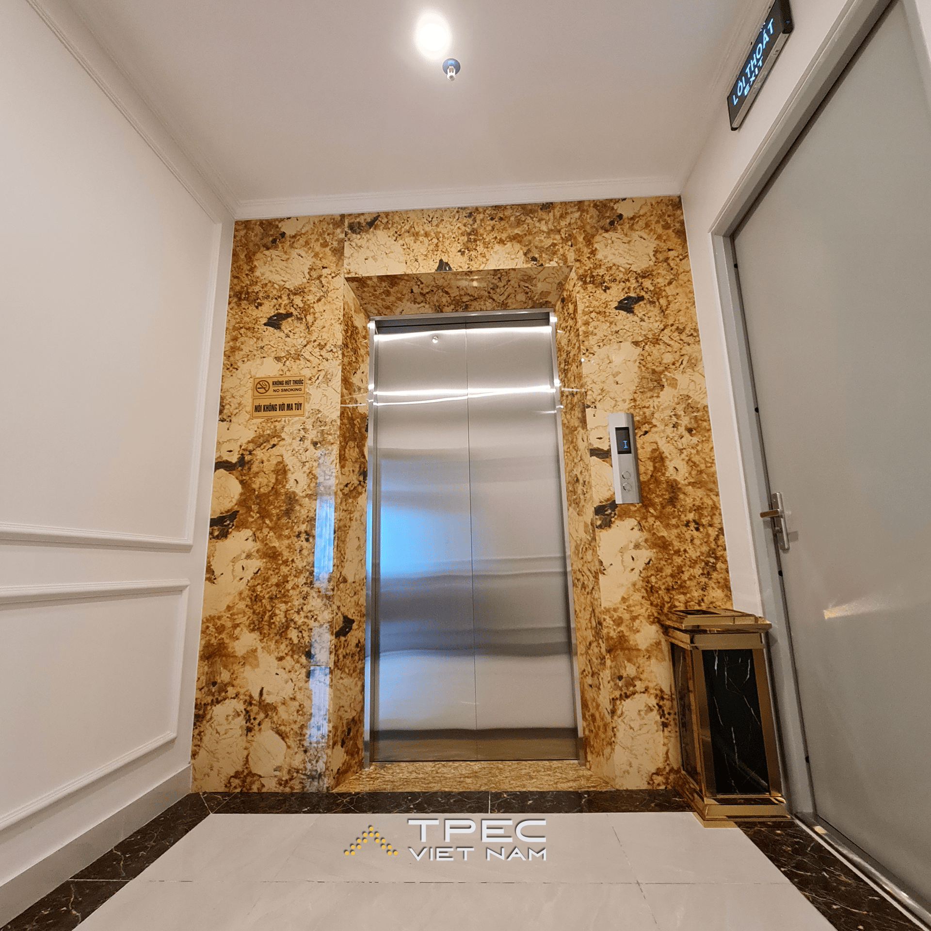 Sảnh thang máy tải khách ốp đá tự nhiên tại khách sạn A25 Hotel Hà Nội