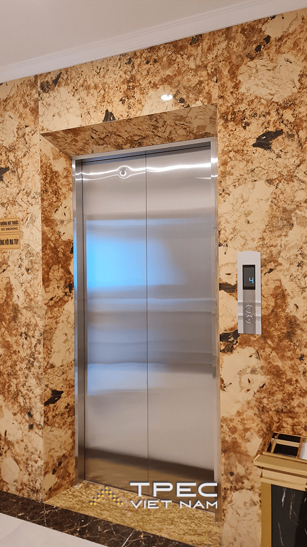 Cửa tầng thang máy inox ốp đá vàng tại hành lang A25 Hotel