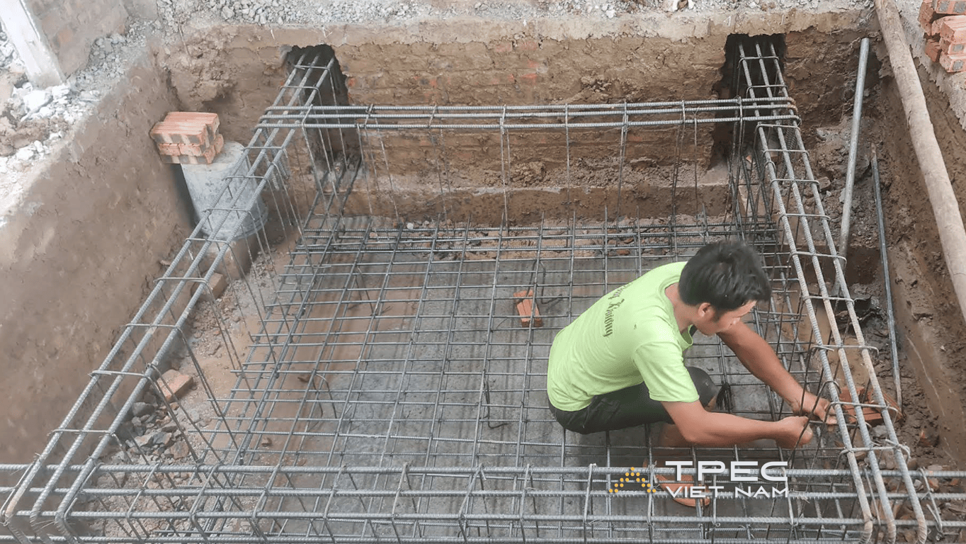Thi công buộc khung thép gia cố hố pit thang máy tại nhà liền kề dự án Kiến Hưng Luxury