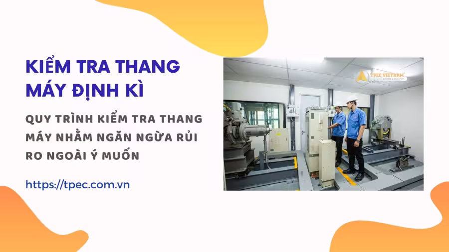 Hai kỹ thuật viên kiểm tra thang máy định kì bên tủ điều khiển và máy kéo