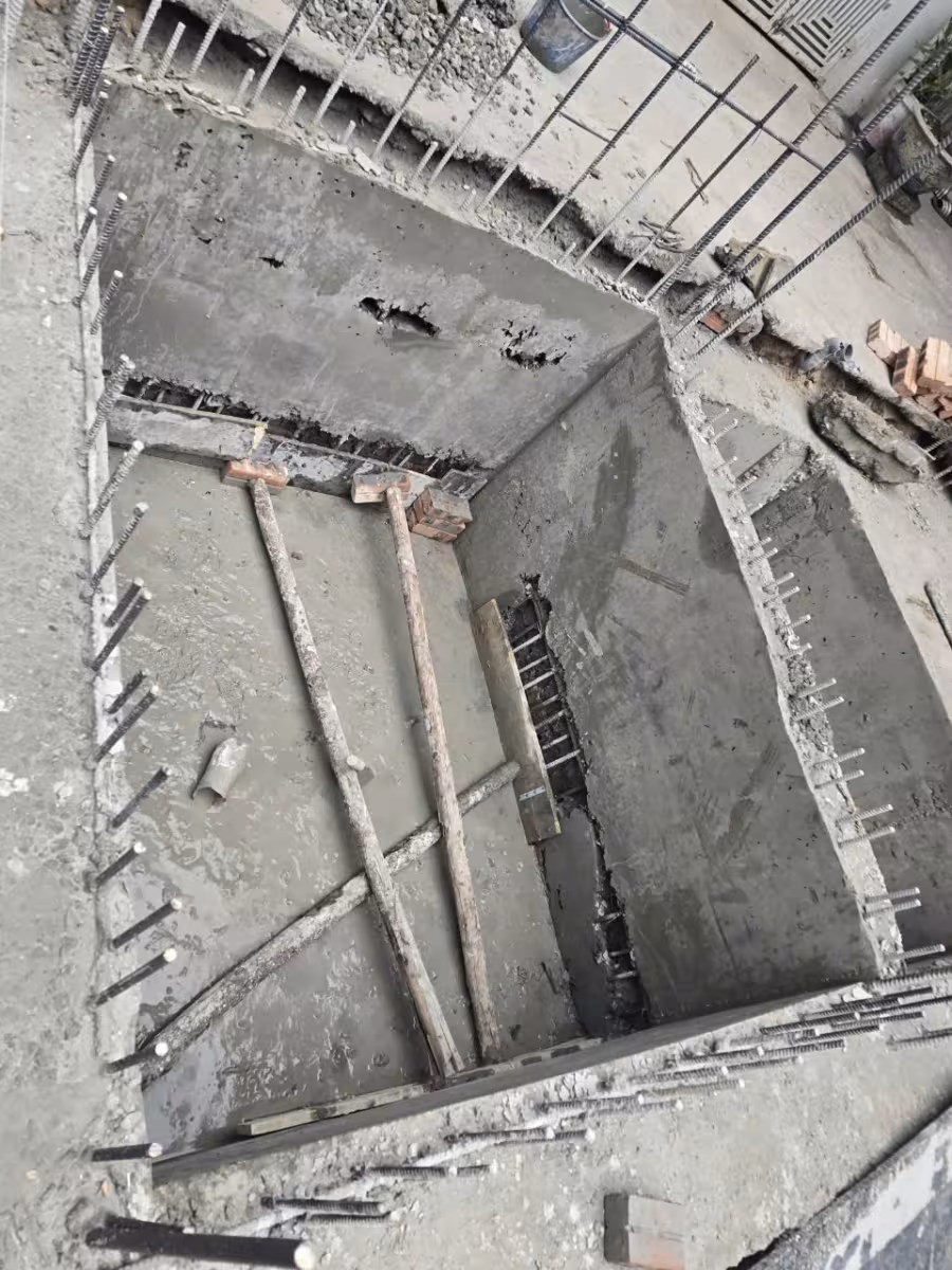 Hố pit thang máy thi công không đạt kỹ thuật: bê tông rỗ, thấm nước, thép chờ lộ ra ngoài