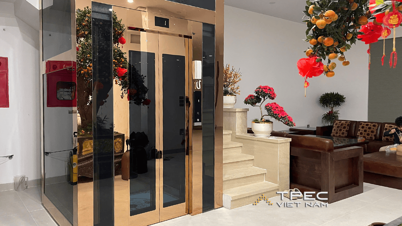 Thang máy kính - Khung ốp Inox gương đồng thể hiện đẳng cấp