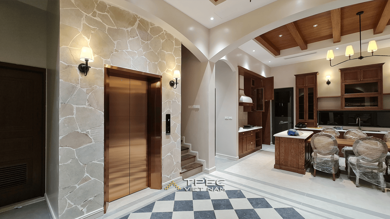 Thang máy gia đình cửa đồng bên khu bếp tân cổ điển của biệt thự sang trọng