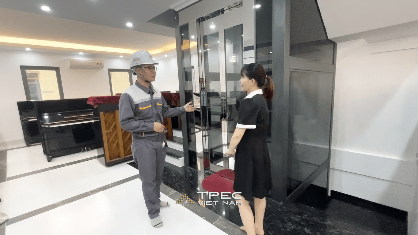 Kỹ thuật Thiên Thành Phát bàn giao thang máy kính giếng khung đen trong showroom piano Hà Nội