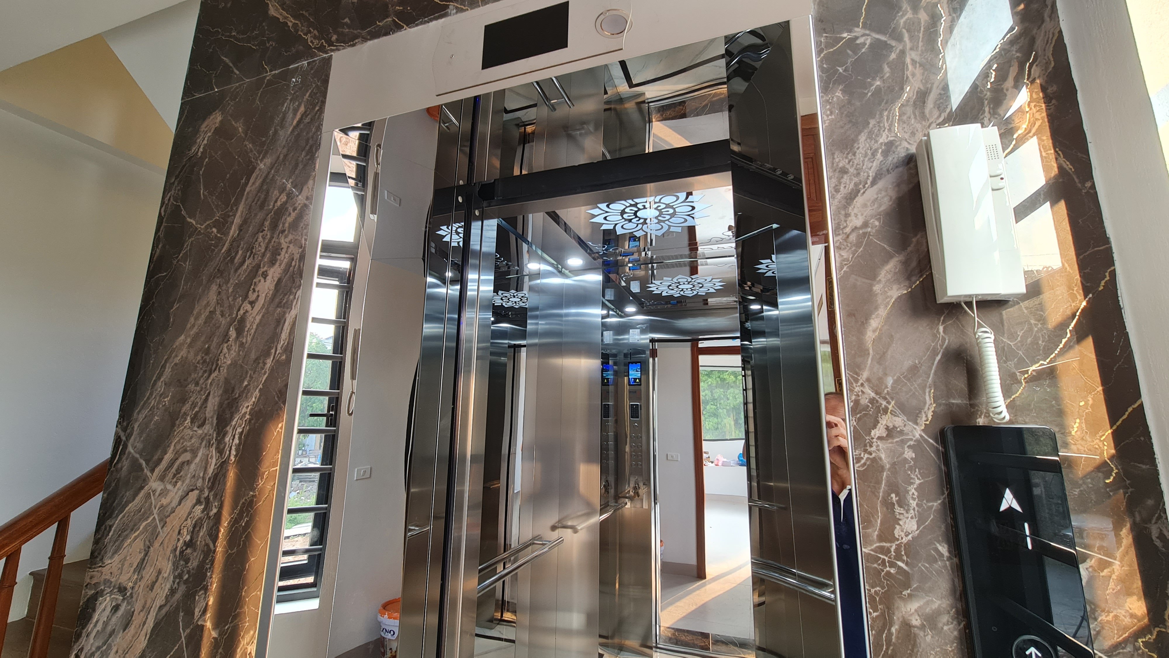Cửa tầng thang máy mở lộ cabin inox gương ốp đá marble, dự án 6 điểm dừng Bình Xuyên